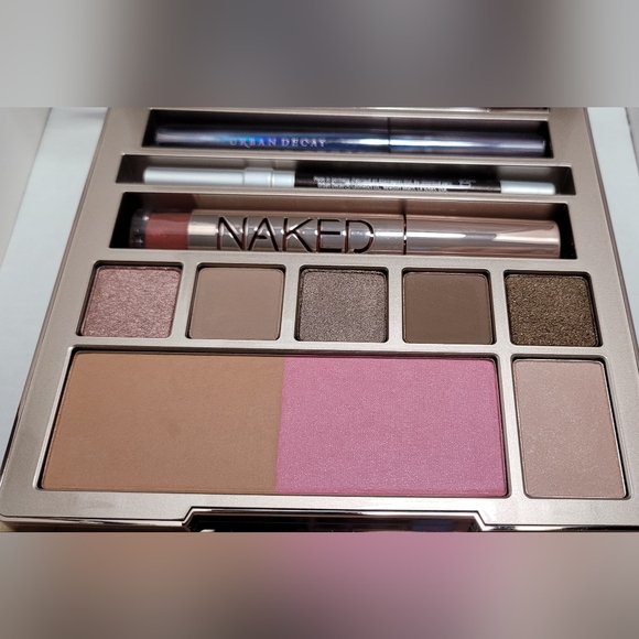 New! Urban Decay Naked On the Run Palette - Picture 3 of 12